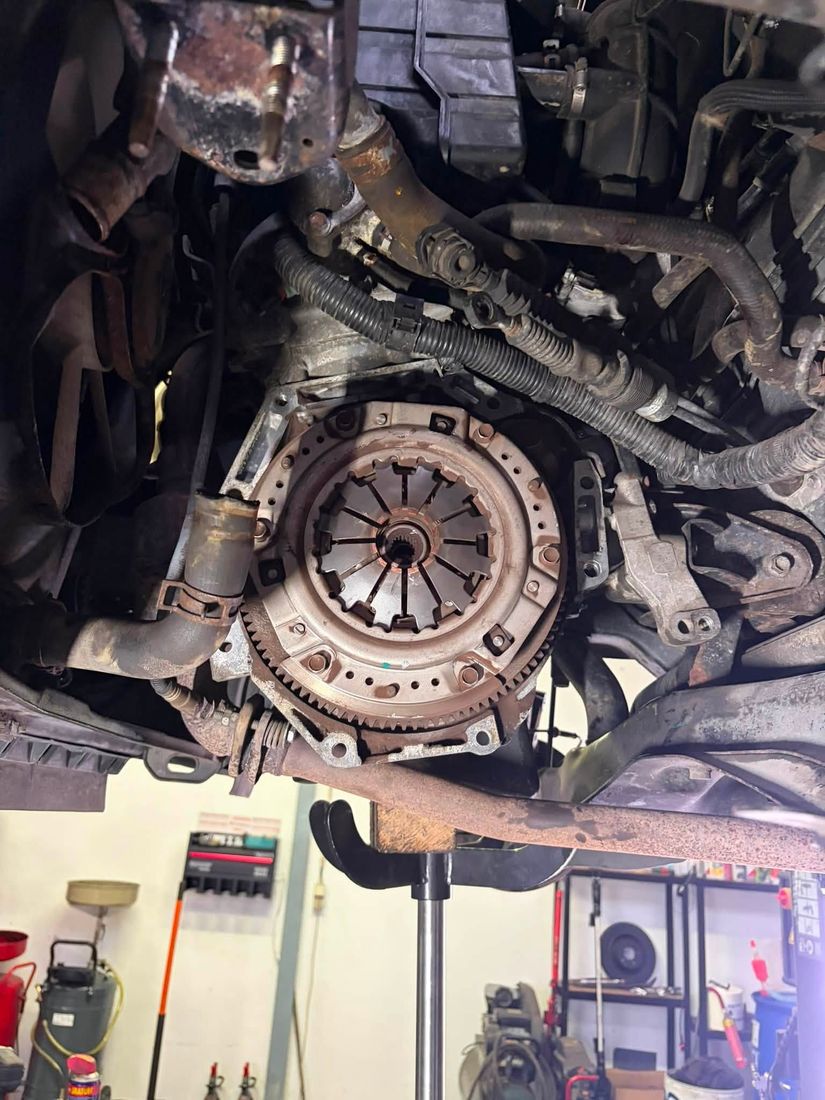 Mécanisme d'embrayage et volant moteur, boîte de vitesses déposée